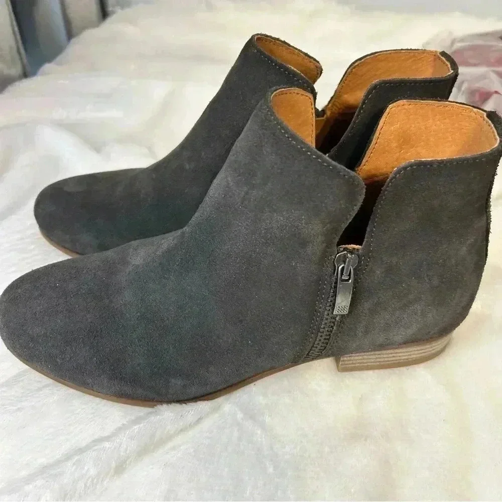 Women’s size 7/38 suede ankle boot. Eric Michael charcoal‎ gray.EPC